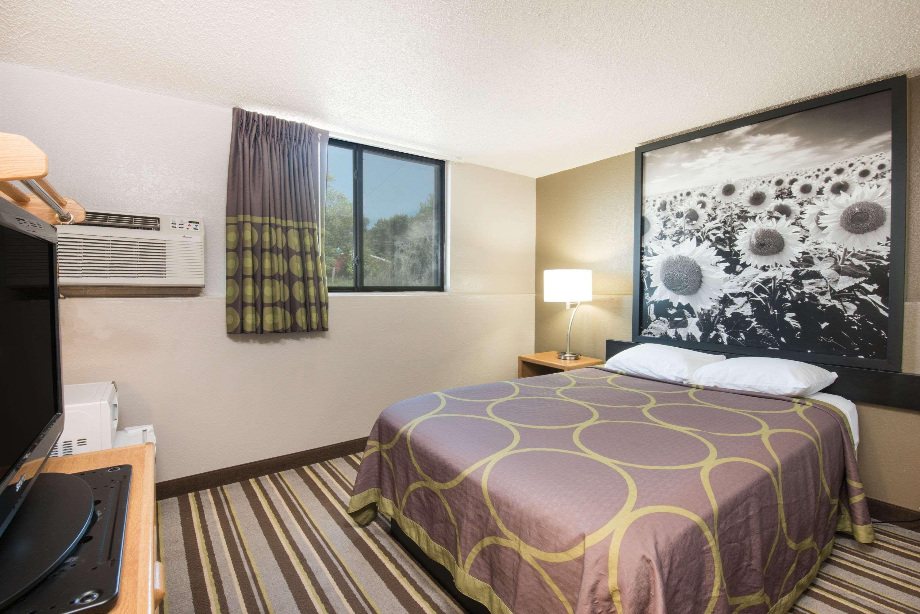 Super 8 By Wyndham Jamestown Exterior photo