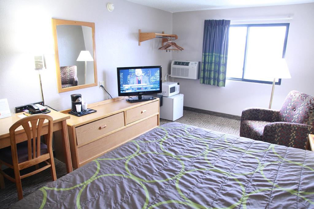 Super 8 By Wyndham Jamestown Room photo