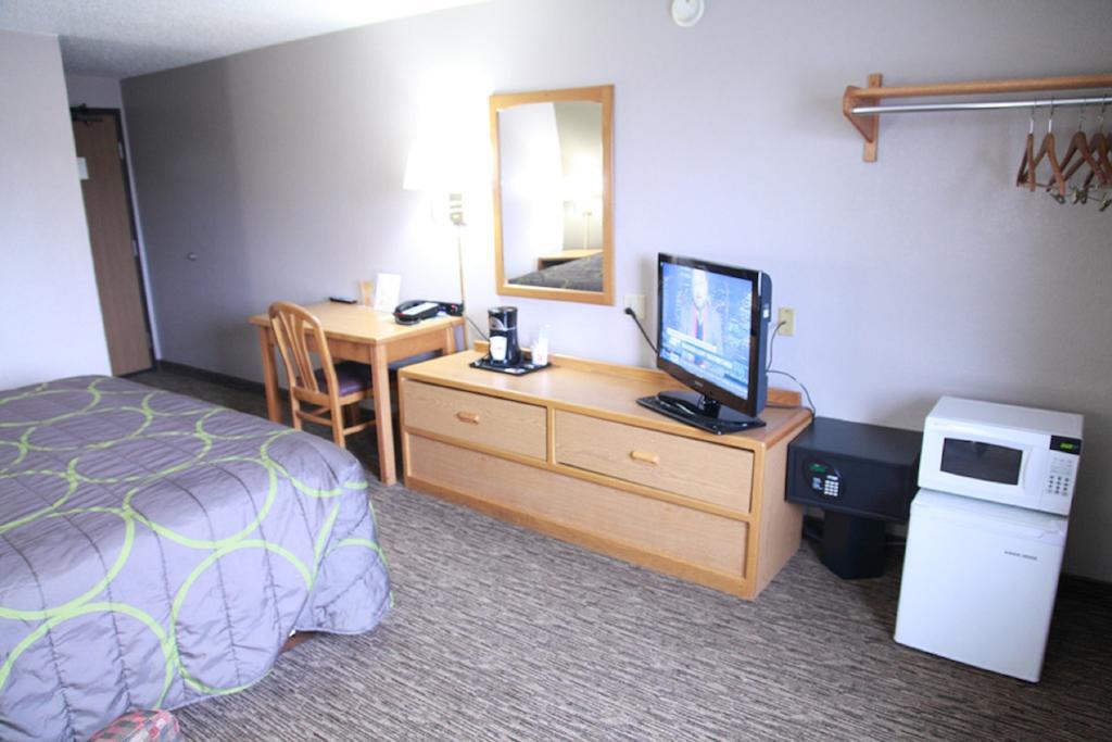 Super 8 By Wyndham Jamestown Room photo